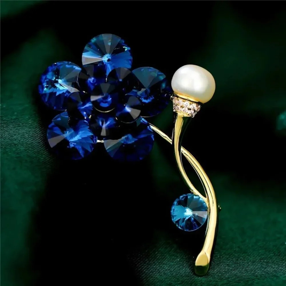 VQ Flower Brooch - Picture 2 of 5